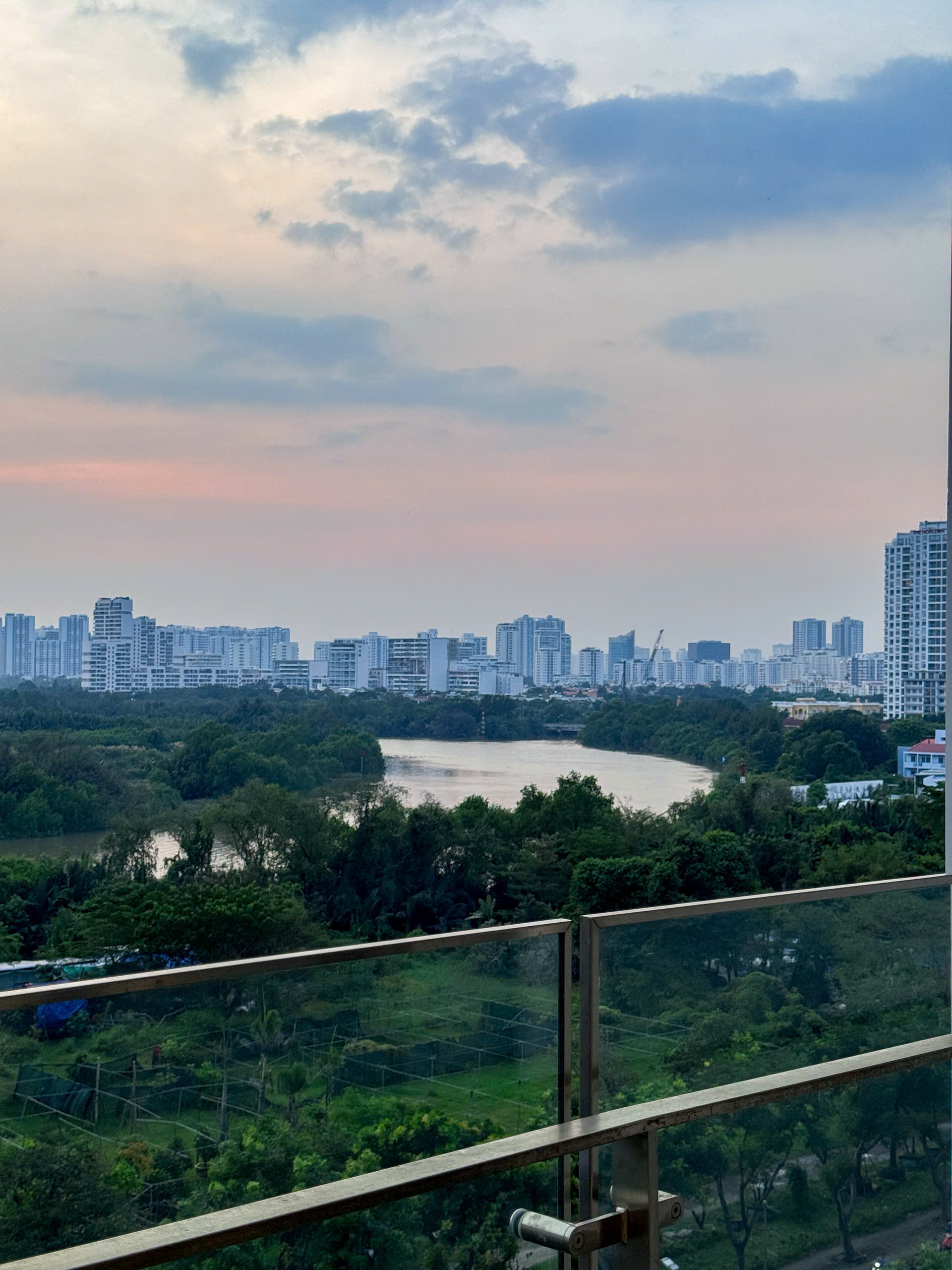Bán căn hộ Ascentia phú mỹ hưng. Diện tích: 108m, nhà mới thiết kế, 3 phòng ngủ, nội thất cao cấp, view sông, có ô đậu xe tầng hầm, giá chỉ: 13 tỷ. LH: hotline Ngọc Thư xem nhà - 10618