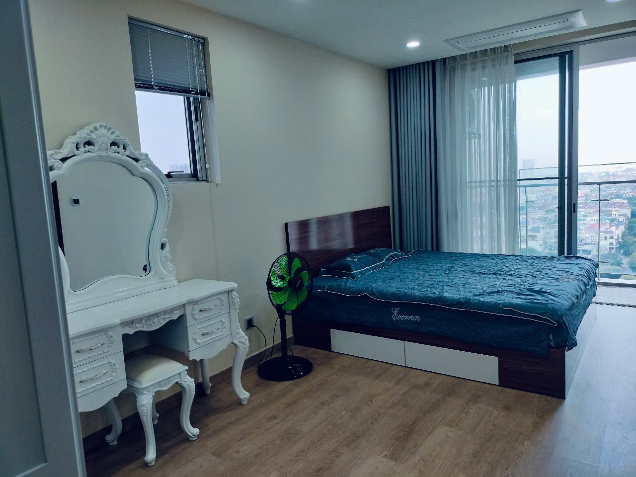 Bán căn hộ Midtown phú mỹ hưng, quận 7. Diện tích: 84m, 2 phòng ngủ, view thoáng, nội thất cao cấp, ô xe hầm. Gía chỉ: 10,4 tỷ. LH: hotline Ngọc Thư xem nhà - 10628