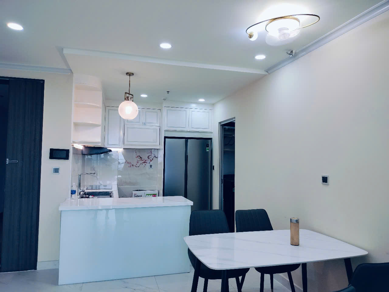 Bán căn hộ Midtown phú mỹ hưng, quận 7. Diện tích: 84m, 2 phòng ngủ, view thoáng, nội thất cao cấp, ô xe hầm. Gía chỉ: 10,4 tỷ. LH: hotline Ngọc Thư xem nhà