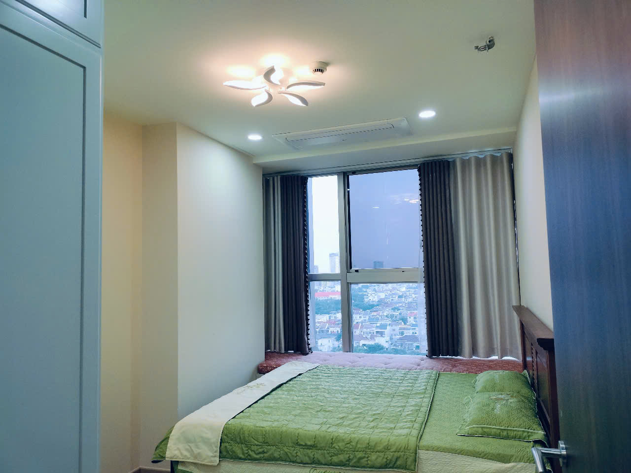 Bán căn hộ Midtown phú mỹ hưng, quận 7. Diện tích: 84m, 2 phòng ngủ, view thoáng, nội thất cao cấp, ô xe hầm. Gía chỉ: 10,4 tỷ. LH: hotline Ngọc Thư xem nhà - 10629