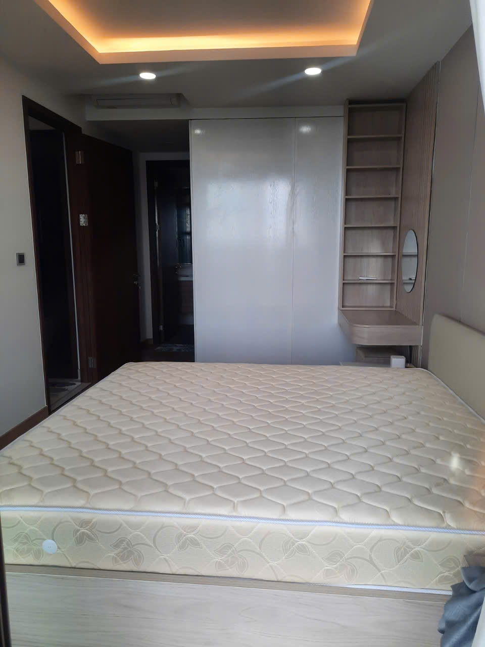 Bán căn hộ Midtown phú mỹ hưng, quận 7. Diện tích: 84m, 2 phòng ngủ, view thoáng, nội thất cao cấp, ô xe hầm. NHà đang cho thuê dài hạn Gía chỉ: 9,5 tỷ. LH: hotline Ngọc Thư xem nhà - 10633
