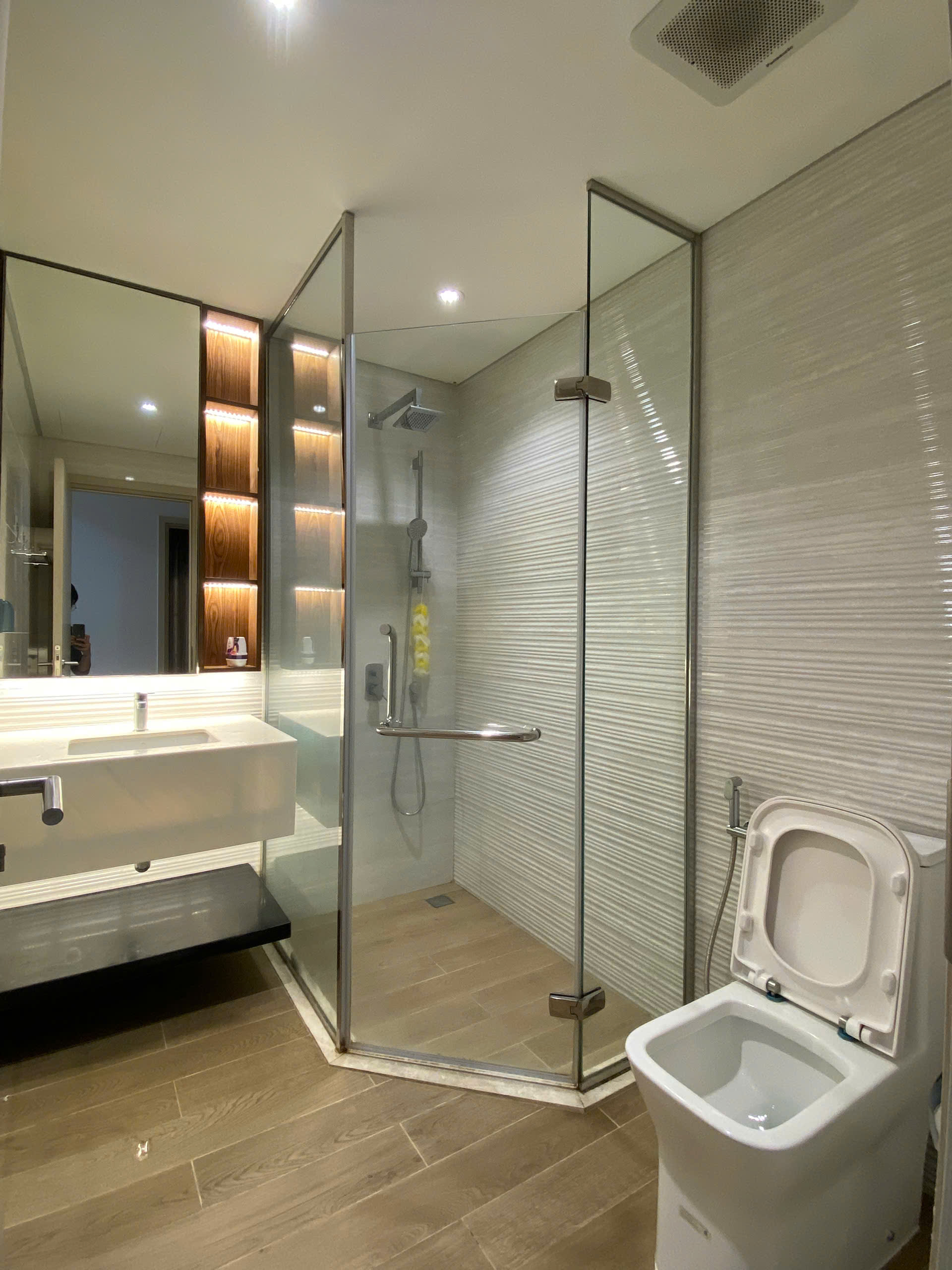 Cho thuê căn hộ Ascentia phú mỹ hưng. DIện tích: 107m, 3 phòng ngủ, 2wc. Nội thất cao cấp, có ô xe hầm. Gía chỉ 39tr/ tháng. Anh chị xem nhà liên hệ: hotline Ngọc Thư - 10644