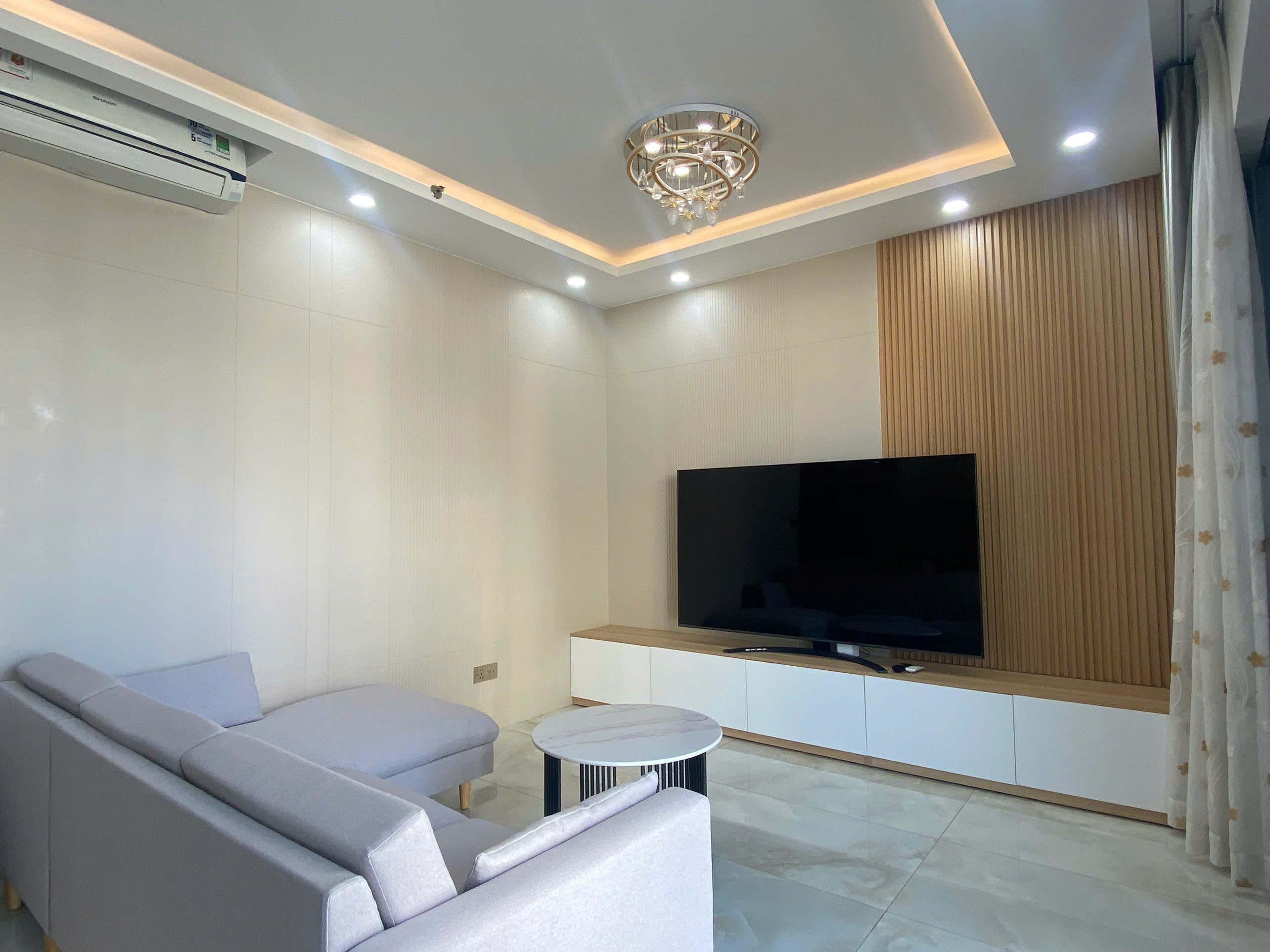 Cho thuê căn hộ Ascentia phú mỹ hưng. DIện tích: 107m, 3 phòng ngủ, 2wc. Nội thất cao cấp, có ô xe hầm. Gía chỉ 39tr/ tháng. Anh chị xem nhà liên hệ: hotline Ngọc Thư - 10637