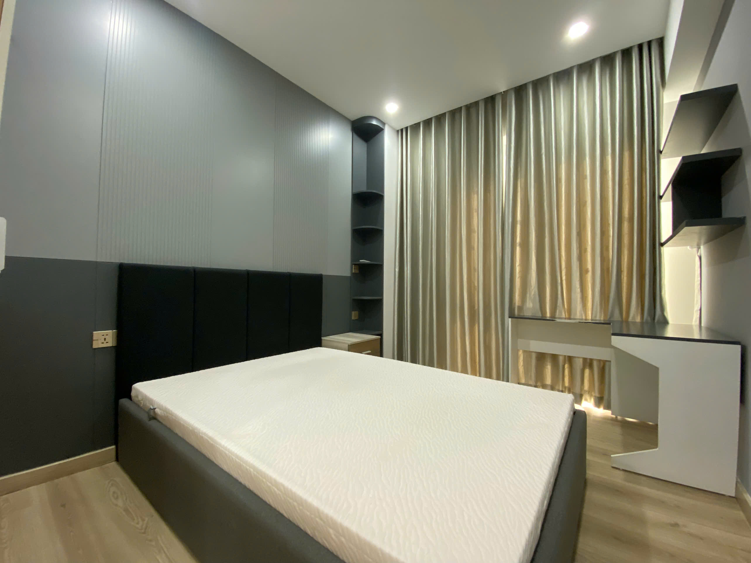 Cho thuê căn hộ Ascentia phú mỹ hưng. DIện tích: 107m, 3 phòng ngủ, 2wc. Nội thất cao cấp, có ô xe hầm. Gía chỉ 39tr/ tháng. Anh chị xem nhà liên hệ: hotline Ngọc Thư - 10642