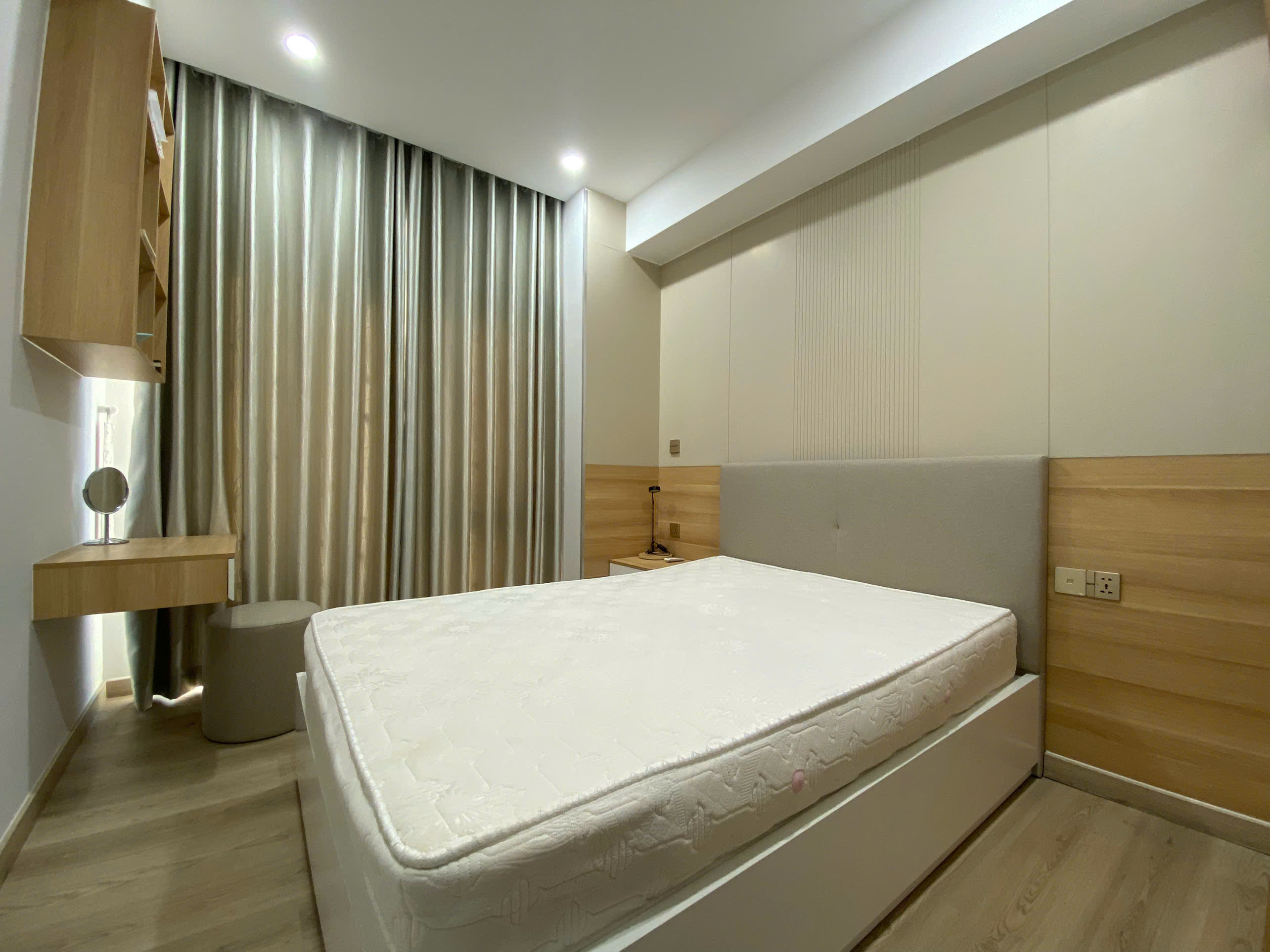 Cho thuê căn hộ Ascentia phú mỹ hưng. DIện tích: 107m, 3 phòng ngủ, 2wc. Nội thất cao cấp, có ô xe hầm. Gía chỉ 39tr/ tháng. Anh chị xem nhà liên hệ: hotline Ngọc Thư - 10643