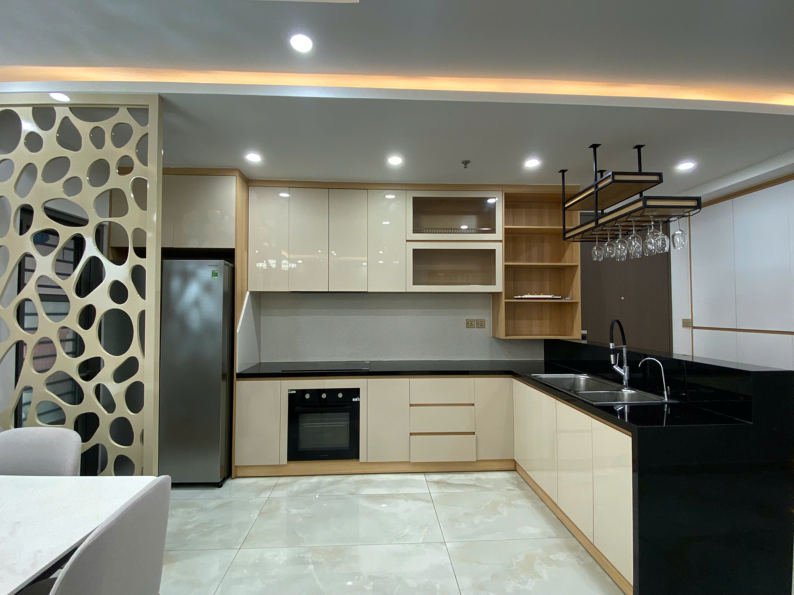 Cho thuê căn hộ Ascentia phú mỹ hưng. DIện tích: 107m, 3 phòng ngủ, 2wc. Nội thất cao cấp, có ô xe hầm. Gía chỉ 39tr/ tháng. Anh chị xem nhà liên hệ: hotline Ngọc Thư - 10640