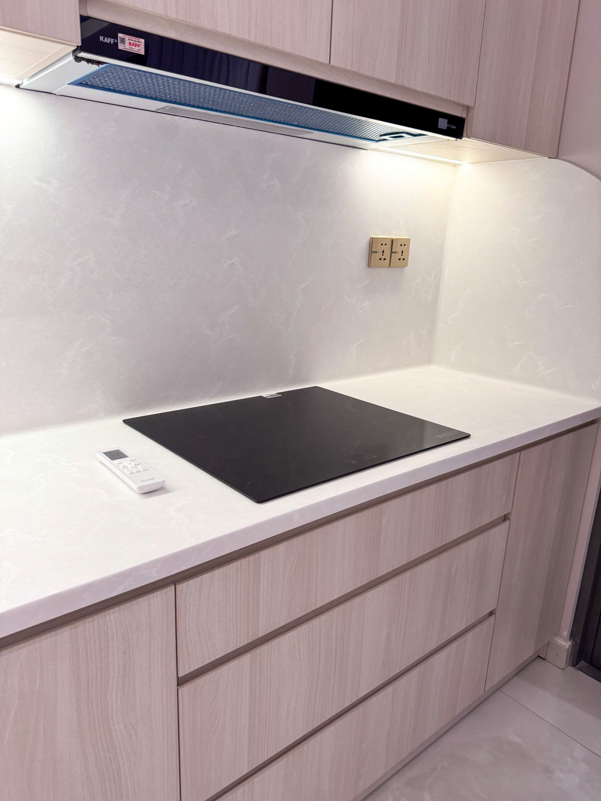 Cho thuê căn hộ Ascentia phú mỹ hưng. DIện tích: 107m, 3 phòng ngủ, 2wc. Nội thất cao cấp, có ô xe hầm. Gía chỉ 40 tr/ tháng. Anh chị xem nhà liên hệ: hotline Ngọc Thư - 10652