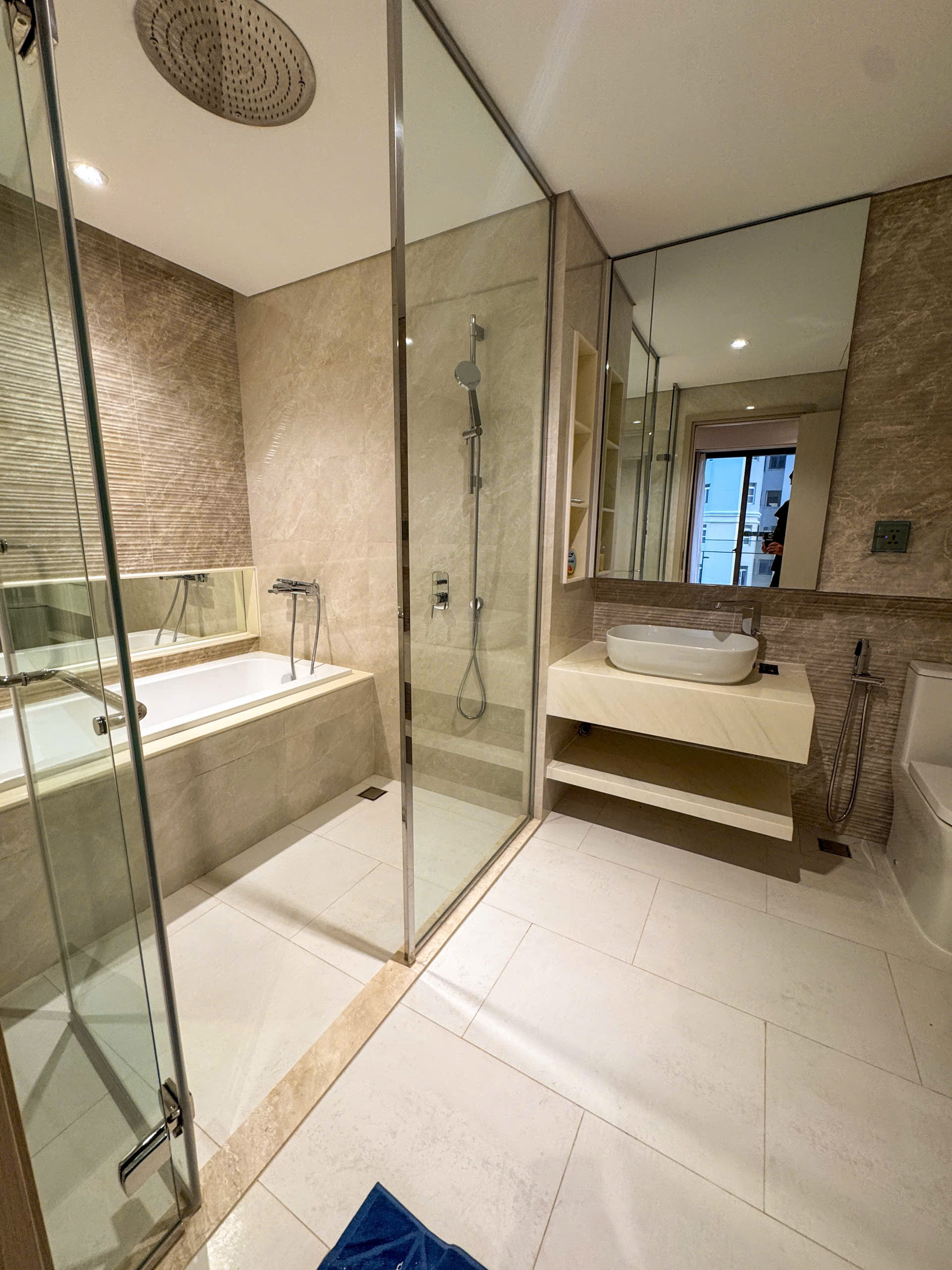 Cho thuê căn hộ Ascentia phú mỹ hưng. DIện tích: 107m, 3 phòng ngủ, 2wc. Nội thất cao cấp, có ô xe hầm. Gía chỉ 40 tr/ tháng. Anh chị xem nhà liên hệ: hotline Ngọc Thư - 10651