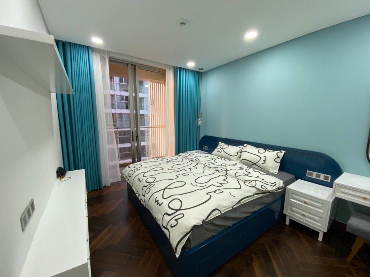 Cho thuê căn hộ Midtown phú mỹ hưng. DIện tích: 90 m, 2 phòng ngủ, 2wc. Nội thất cao cấp, có ô xe hầm. Gía chỉ 29 tr/ tháng. Anh chị xem nhà liên hệ: hotline Ngọc Thư - 10658