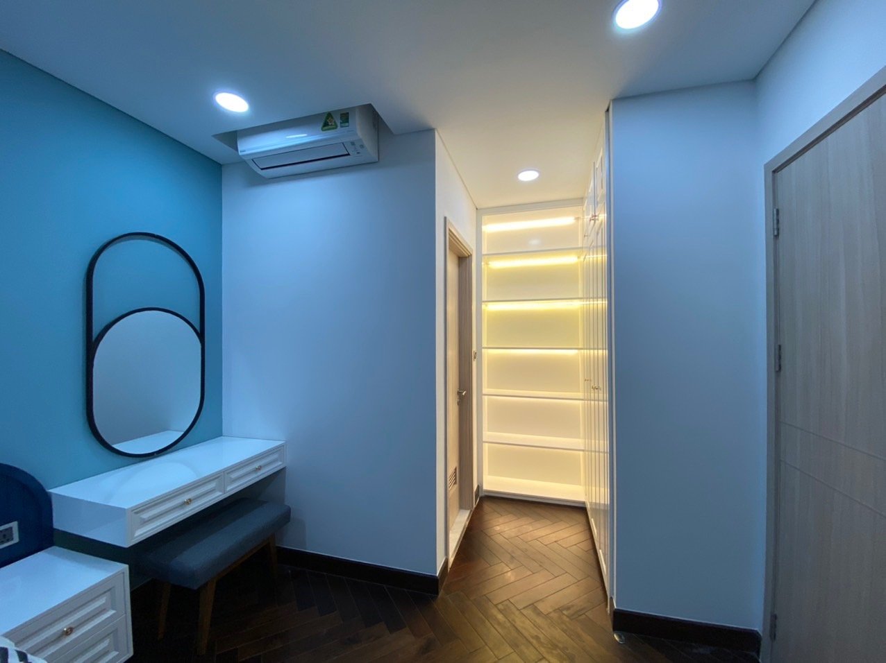 Cho thuê căn hộ Midtown phú mỹ hưng. DIện tích: 90 m, 2 phòng ngủ, 2wc. Nội thất cao cấp, có ô xe hầm. Gía chỉ 29 tr/ tháng. Anh chị xem nhà liên hệ: hotline Ngọc Thư - 10657