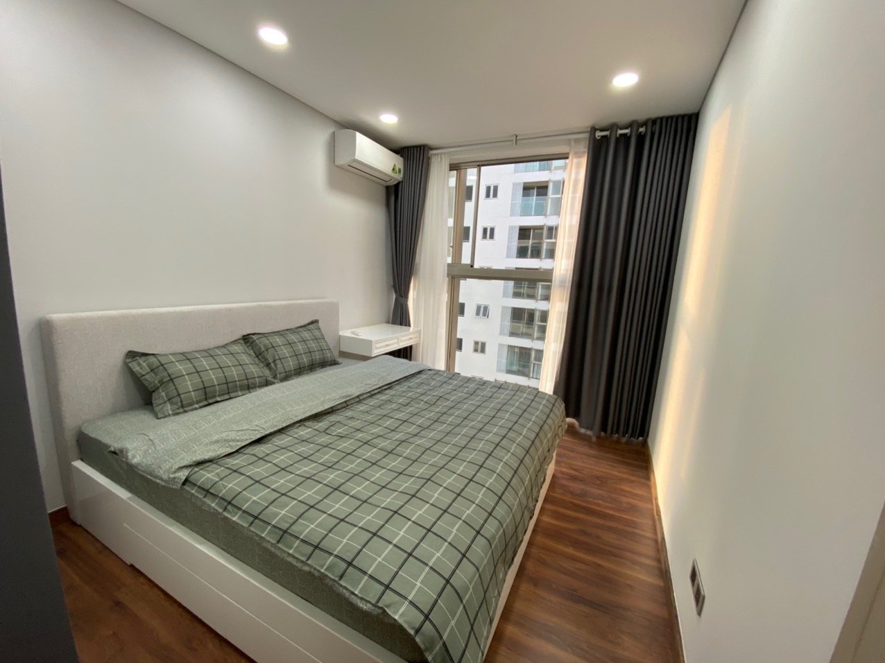 Cho thuê căn hộ Midtown phú mỹ hưng. DIện tích: 90 m, 2 phòng ngủ, 2wc. Nội thất cao cấp, có ô xe hầm. Gía chỉ 29 tr/ tháng. Anh chị xem nhà liên hệ: hotline Ngọc Thư - 10655