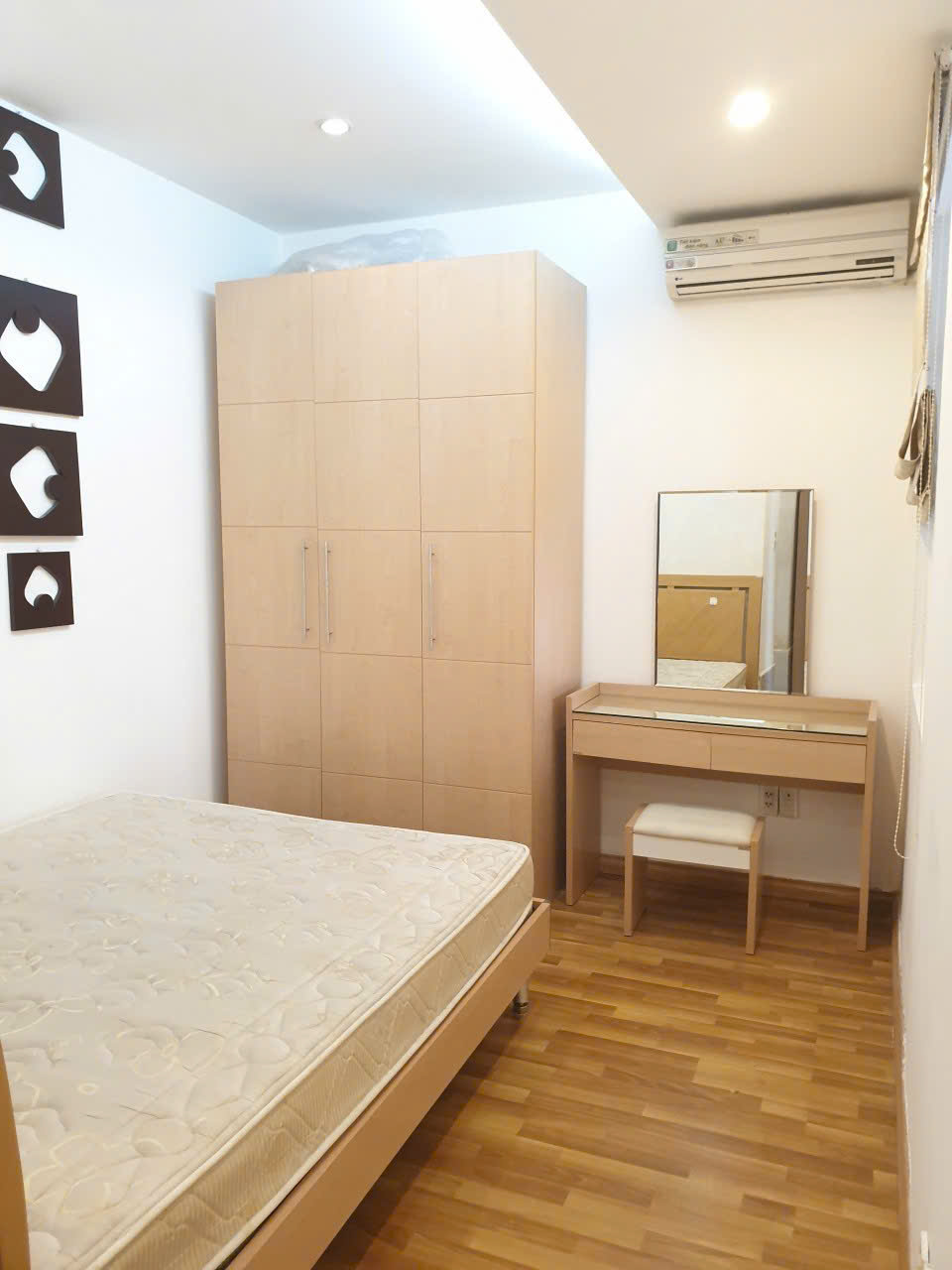 Bán căn hộ Sky graden 3, phú mỹ hưng, quận 7. Diện tích 70m, 2 phòng ngủ, 2wc. sổ hồng, nhà trống.Bock 7, view thoáng. giá chỉ 5,170 tỷ. Lh: hotline Ngọc Thư xem nhà - 10673