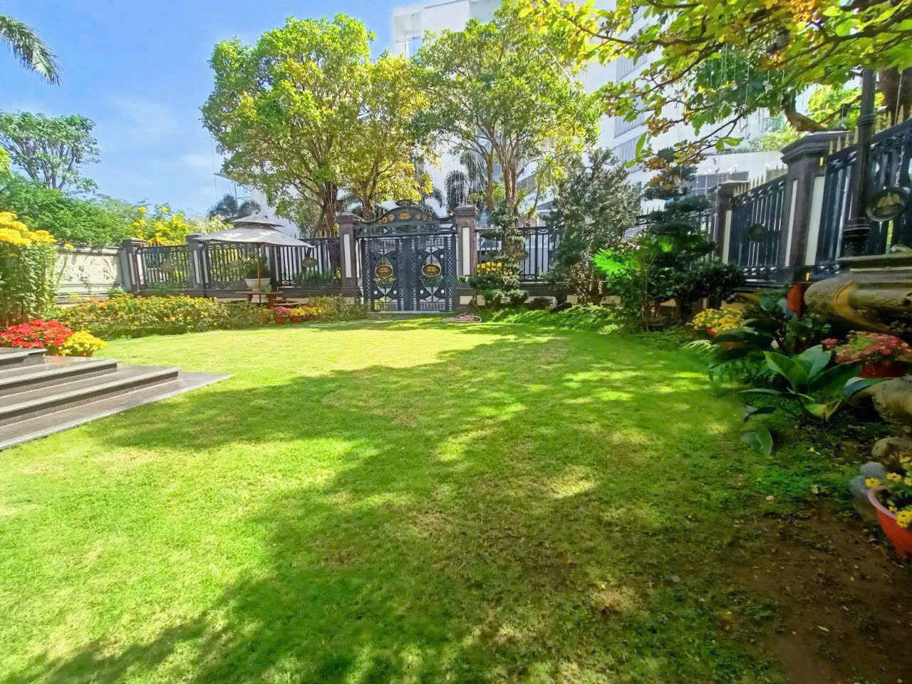 Cho thuê biệt thự đơn lập Mỹ Tú Phú Mỹ Hưng 475m2 giá chỉ có 118triệu/tháng, căn góc view công viên, sân vườn rộng, có hồ bơi. LH: hotline Thanh Mỹ - 10682