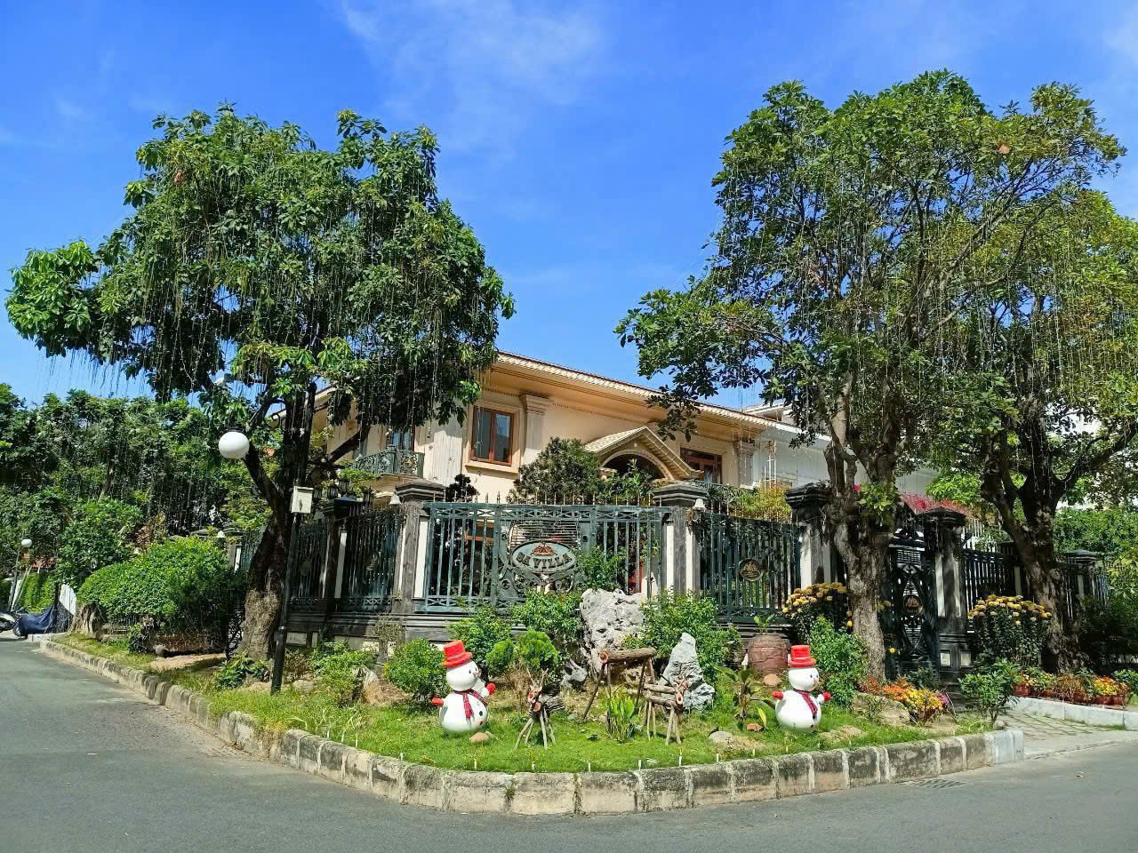 Cho thuê biệt thự đơn lập Mỹ Tú Phú Mỹ Hưng 475m2 giá chỉ có 118triệu/tháng, căn góc view công viên, sân vườn rộng, có hồ bơi. LH: hotline Thanh Mỹ - 10680