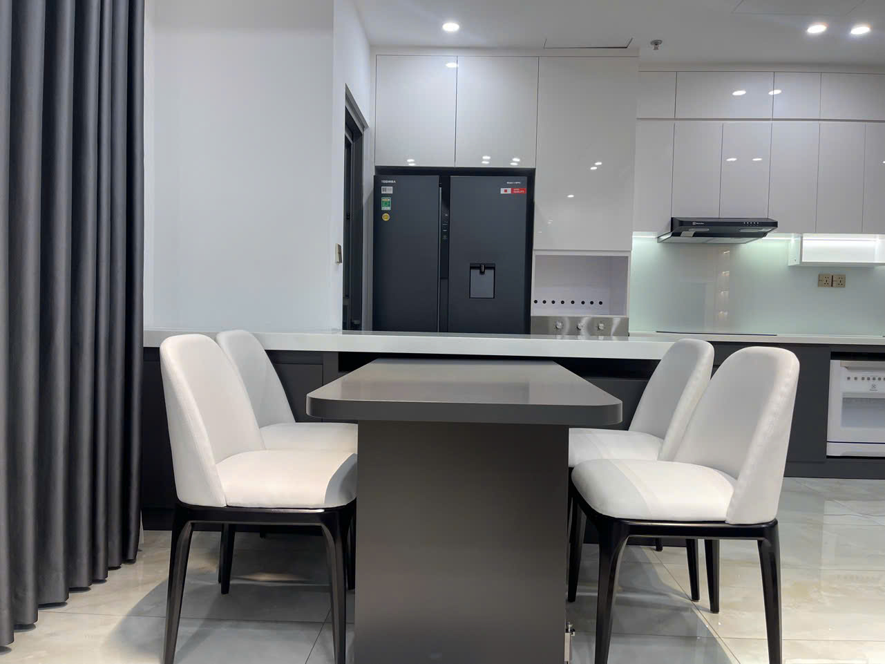 Bán căn hộ Ascentia phú mỹ hưng. Diện tích: 108m, 3 phòng ngủ, 2wc. ô xe hầm. Nhà đang cho thuê đây đủ nội thất cao cấp, sạch đẹp. Gía bán nhanh trong tháng chỉ 12 tỷ. Anh chị xem nhà liên hệ: hotline Ngọc Thư - 10699