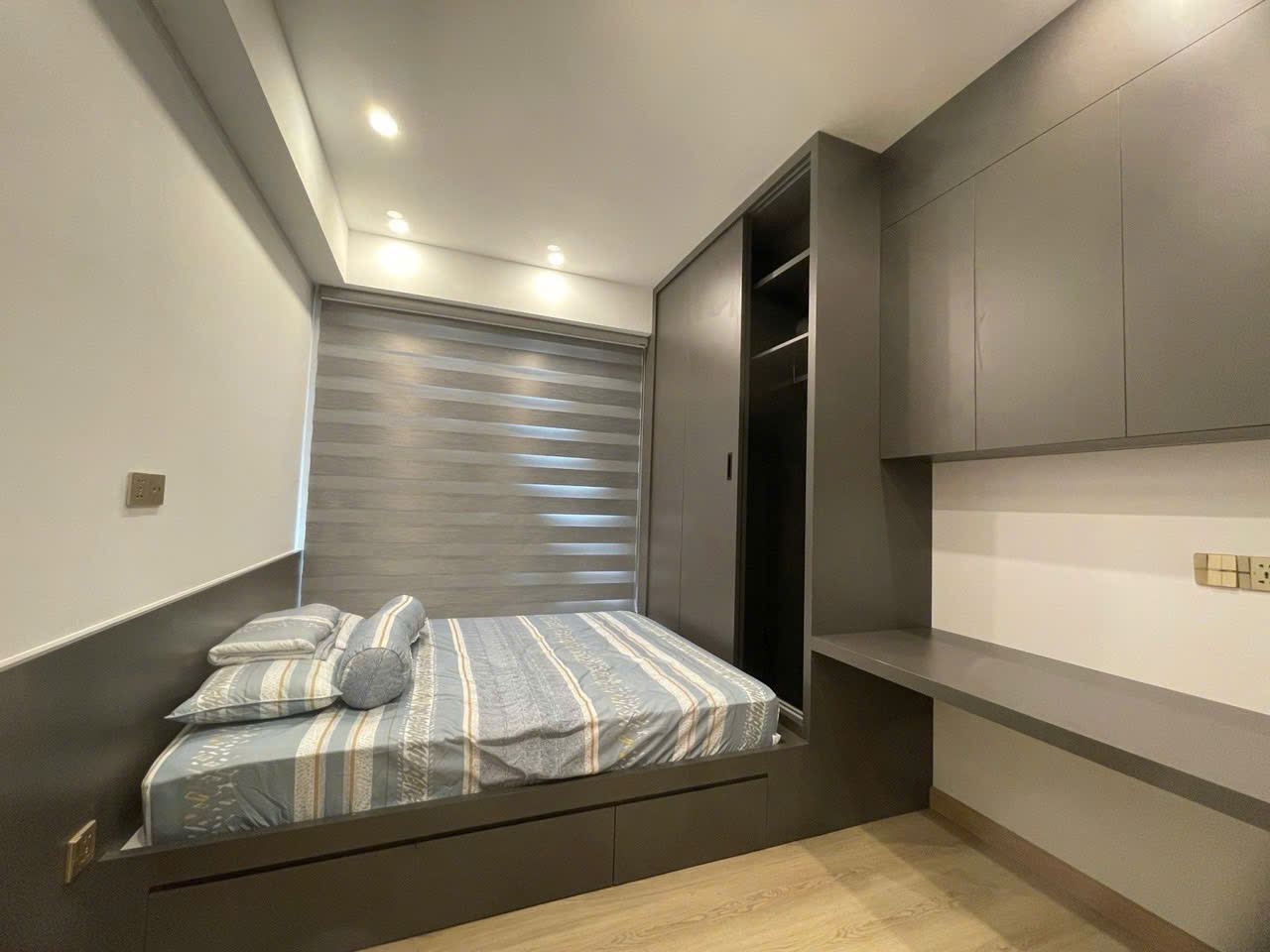 Bán căn hộ Ascentia phú mỹ hưng. Diện tích: 108m, 3 phòng ngủ, 2wc. ô xe hầm. Nhà đang cho thuê đây đủ nội thất cao cấp, sạch đẹp. Gía bán nhanh trong tháng chỉ 12 tỷ. Anh chị xem nhà liên hệ: hotline Ngọc Thư - 10702