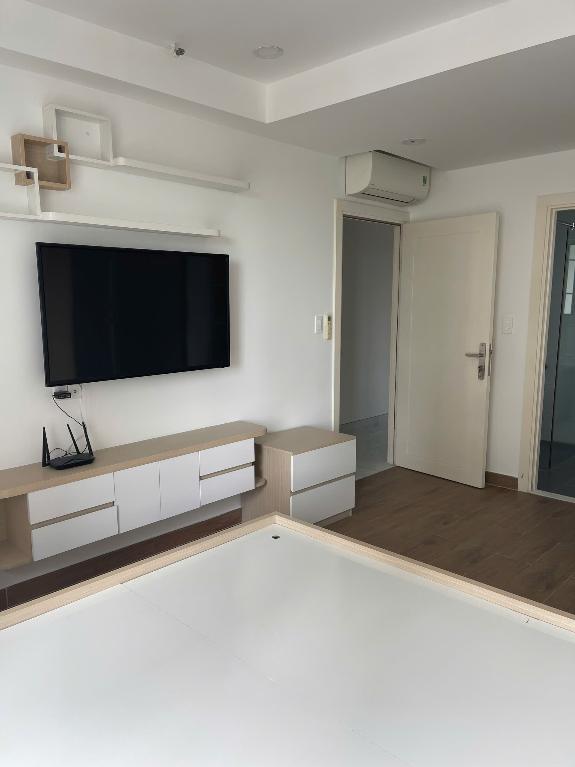 Cho thuê căn hộ Hưng Phúc residence, phú mỹ hưng. Diện tích: 98m, 3 phòng ngủ, 2wc. Nội thất đầy đủ, ô xe hầm, nhà trống ở ngay. Gía chỉ 25tr/ tháng. Qúy khách xem nhà liên hệ: hotline Ngọc Thư - 10728