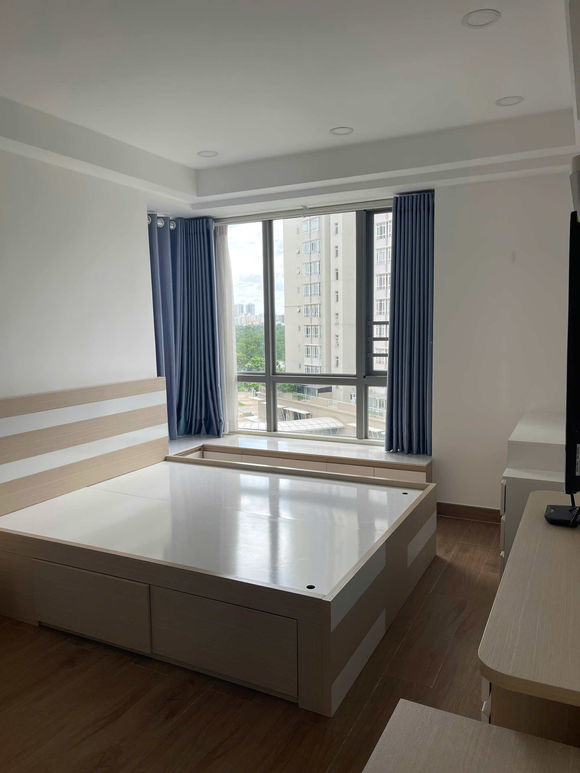 Cho thuê căn hộ Hưng Phúc residence, phú mỹ hưng. Diện tích: 98m, 3 phòng ngủ, 2wc. Nội thất đầy đủ, ô xe hầm, nhà trống ở ngay. Gía chỉ 25tr/ tháng. Qúy khách xem nhà liên hệ: hotline Ngọc Thư - 10727
