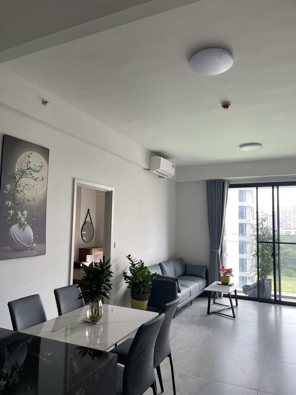 Cho thuê căn hộ Cardinal Court, phú mỹ hưng. Diện tích: 78m, 2 phòng ngủ, 2wc. Nội thất đầy đủ, ô xe hầm, nhà trống ở ngay. Gía chỉ 26tr/ tháng. Qúy khách xem nhà liên hệ: hotline Ngọc Thư