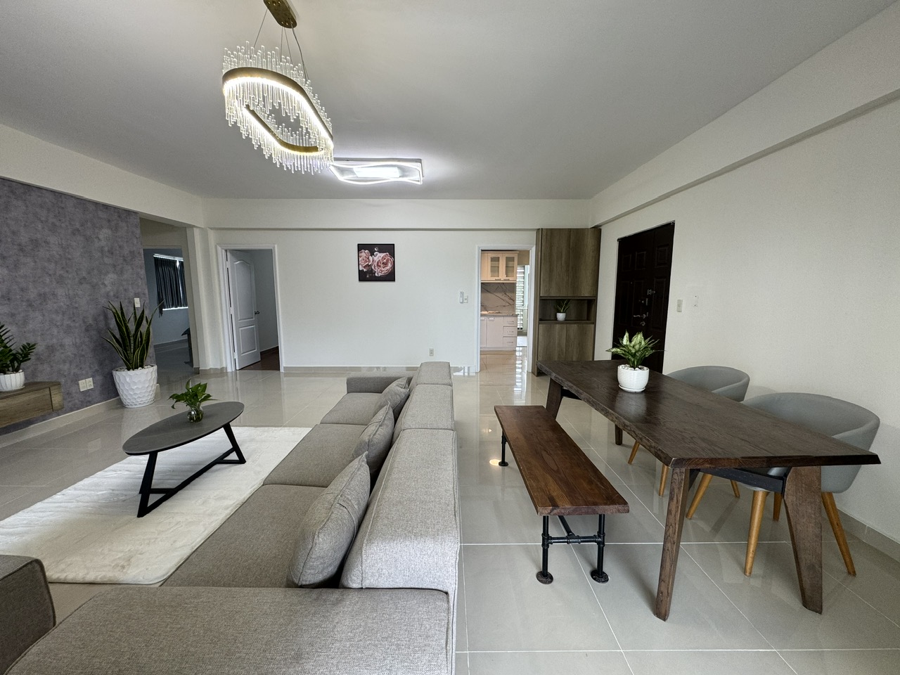 Cho thuê căn hộ Mỹ Phát, gần trường SSIS phú mỹ hưng, quận 7. Diện tích: 130m, 3 phòng ngủ, nhà mới thiết kế lại , nội thất cao cấp. Gía 40tr/ tháng , Anh chị xem nhà liên hệ: hotline Ngọc Thư - 10748