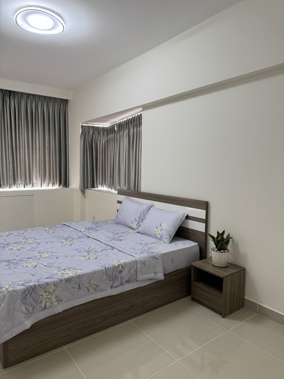 Cho thuê căn hộ Mỹ Phát, gần trường SSIS phú mỹ hưng, quận 7. Diện tích: 130m, 3 phòng ngủ, nhà mới thiết kế lại , nội thất cao cấp. Gía 40tr/ tháng , Anh chị xem nhà liên hệ: hotline Ngọc Thư - 10751
