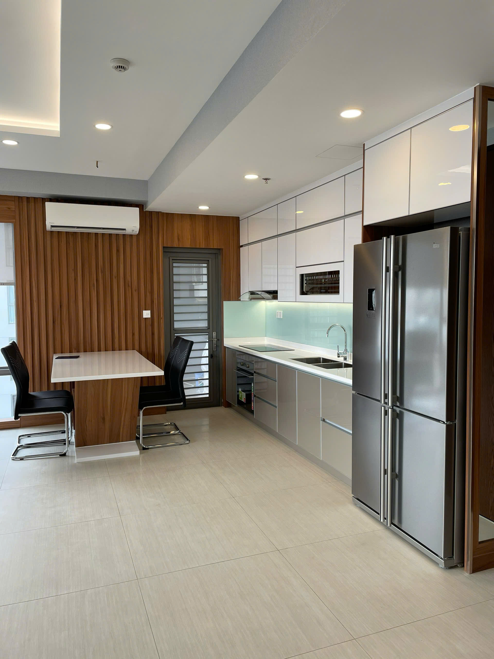 Cho thuê căn hộ Urbanhill phú mỹ hưng, quận 7. Diện tích: 130m, 3 phòng ngủ, nhà mới đẹp , nội thất cao cấp. Gía 40tr/ tháng , Anh chị xem nhà liên hệ: hotline Ngọc Thư - 10755