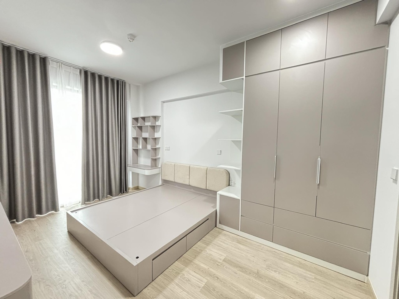 Cho thuê căn hộ Cardinal Court, phú mỹ hưng. Diện tích: 78m, 2 phòng ngủ, 2wc. Nội thất đầy đủ, ô xe hầm, nhà trống ở ngay. Gía chỉ 28tr/ tháng. Qúy khách xem nhà liên hệ: hotline Ngọc Thư - 10764