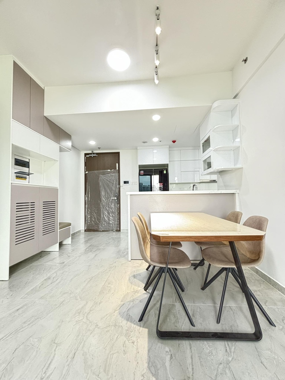 Cho thuê căn hộ Cardinal Court, phú mỹ hưng. Diện tích: 78m, 2 phòng ngủ, 2wc. Nội thất đầy đủ, ô xe hầm, nhà trống ở ngay. Gía chỉ 28tr/ tháng. Qúy khách xem nhà liên hệ: hotline Ngọc Thư - 10763