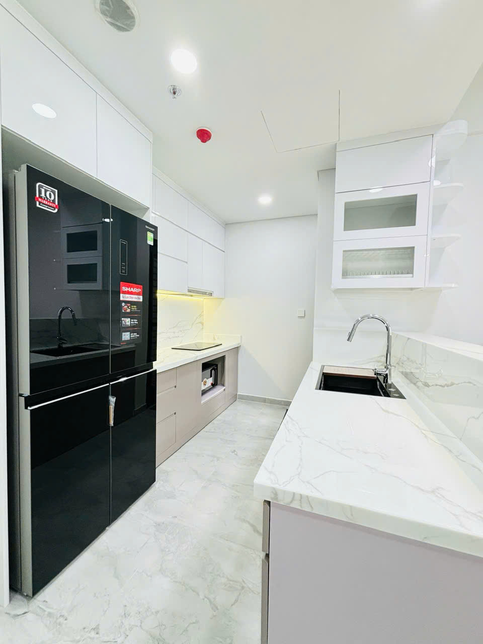 Cho thuê căn hộ Cardinal Court, phú mỹ hưng. Diện tích: 78m, 2 phòng ngủ, 2wc. Nội thất đầy đủ, ô xe hầm, nhà trống ở ngay. Gía chỉ 28tr/ tháng. Qúy khách xem nhà liên hệ: hotline Ngọc Thư - 10762