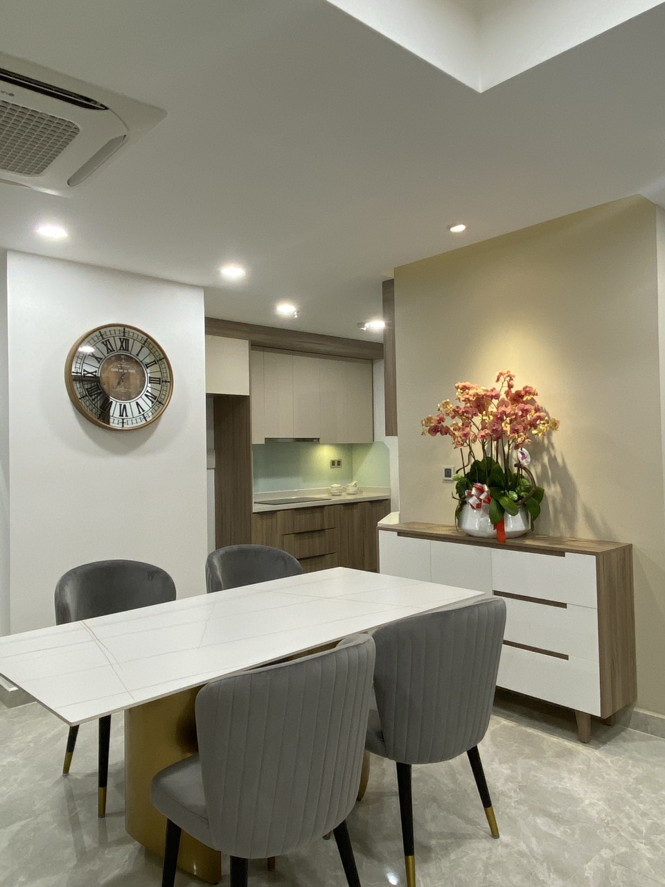 Cho thuê căn hộ Midtown M8, phú mỹ hưng, quận 7. Diện tích: 88n, 2 phòng ngủ, 2wc. Nội thất cao cấp, nhà đẹp. Gía chỉ 35tr/ tháng. Qúy khách xem nhà liên hệ: hotline Ngọc Thư - 10771