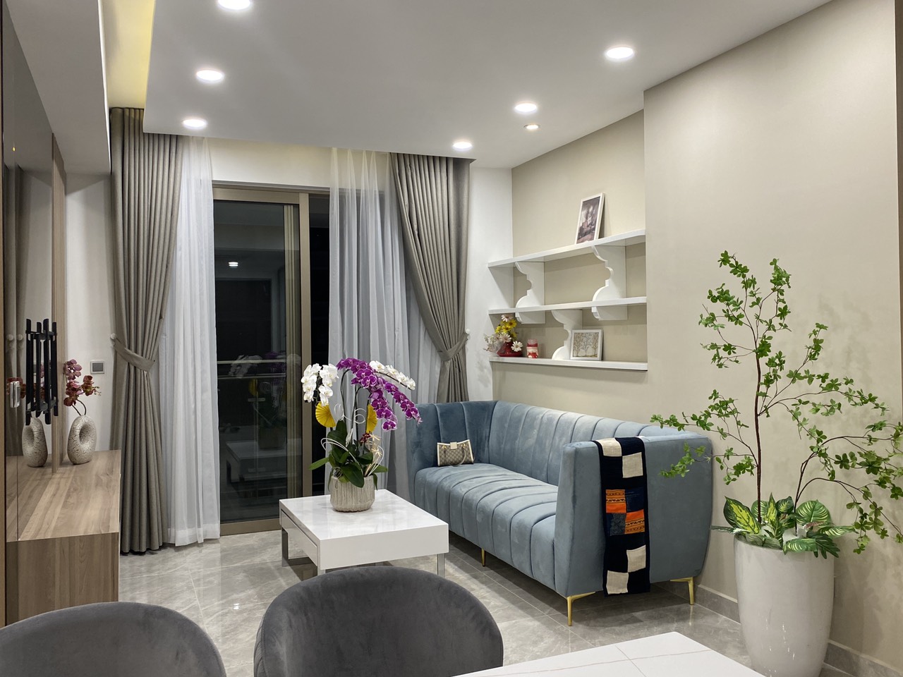 Cho thuê căn hộ Midtown M8, phú mỹ hưng, quận 7. Diện tích: 88n, 2 phòng ngủ, 2wc. Nội thất cao cấp, nhà đẹp. Gía chỉ 35tr/ tháng. Qúy khách xem nhà liên hệ: hotline Ngọc Thư - 10770