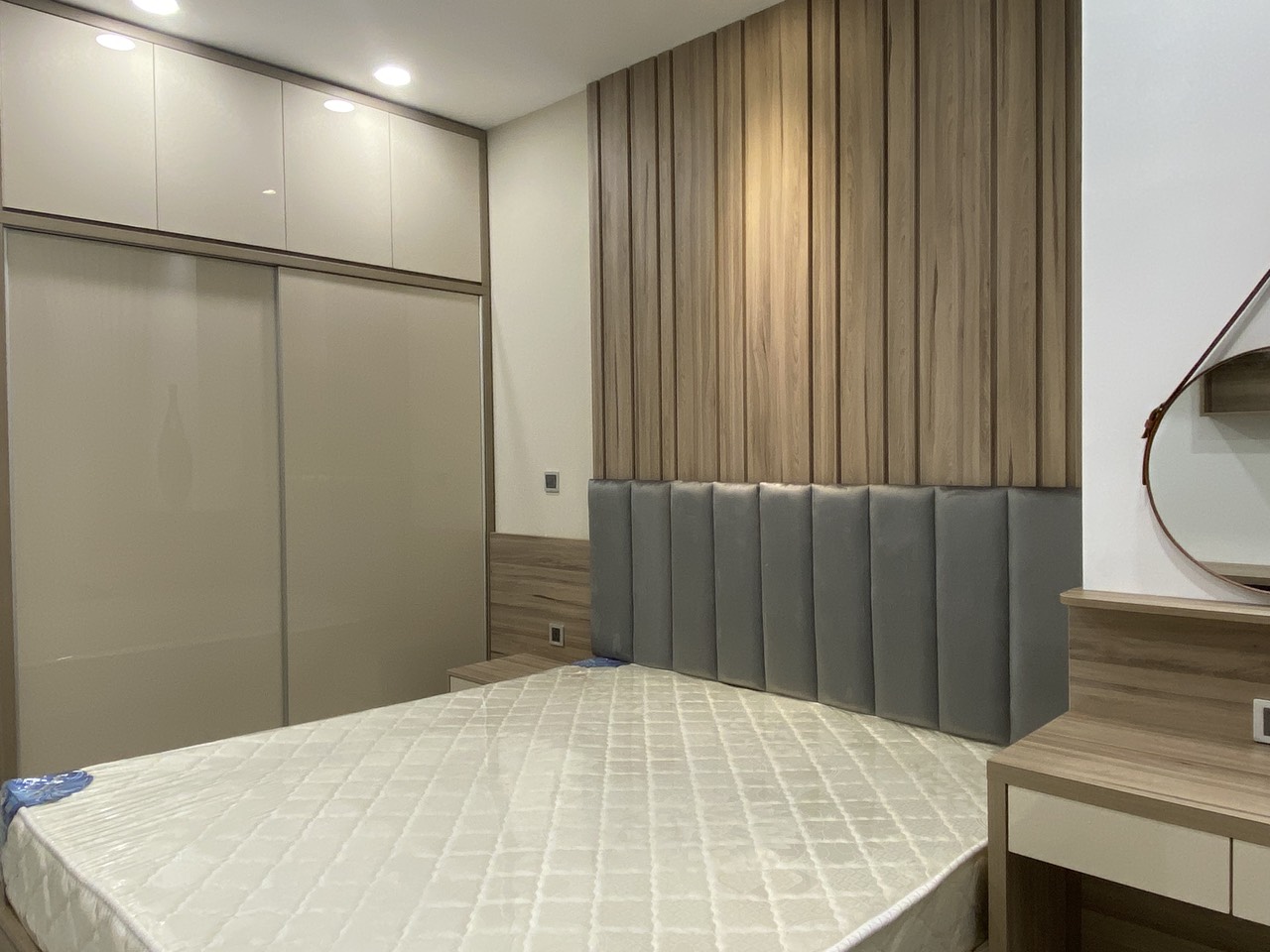 Cho thuê căn hộ Midtown M8, phú mỹ hưng, quận 7. Diện tích: 88n, 2 phòng ngủ, 2wc. Nội thất cao cấp, nhà đẹp. Gía chỉ 35tr/ tháng. Qúy khách xem nhà liên hệ: hotline Ngọc Thư - 10772