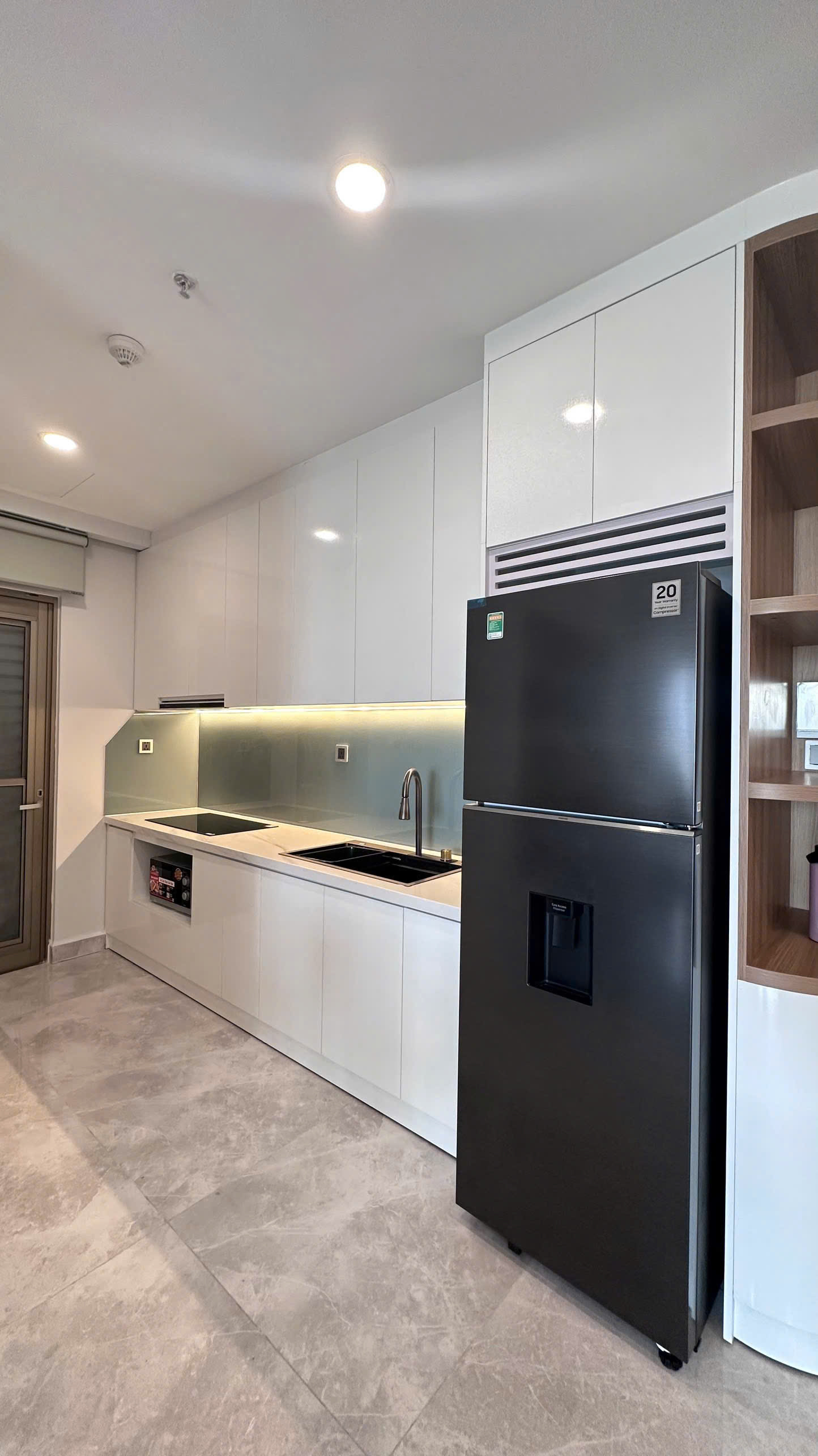Cho thuê căn hộ Midtown M8, phú mỹ hưng, quận 7. Diện tích: 88n, 2 phòng ngủ, 2wc. Nội thất cao cấp, nhà đẹp, có ô xe hầm. Gía chỉ 35tr/ tháng. Qúy khách xem nhà liên hệ: hotline Ngọc Thư - 10779