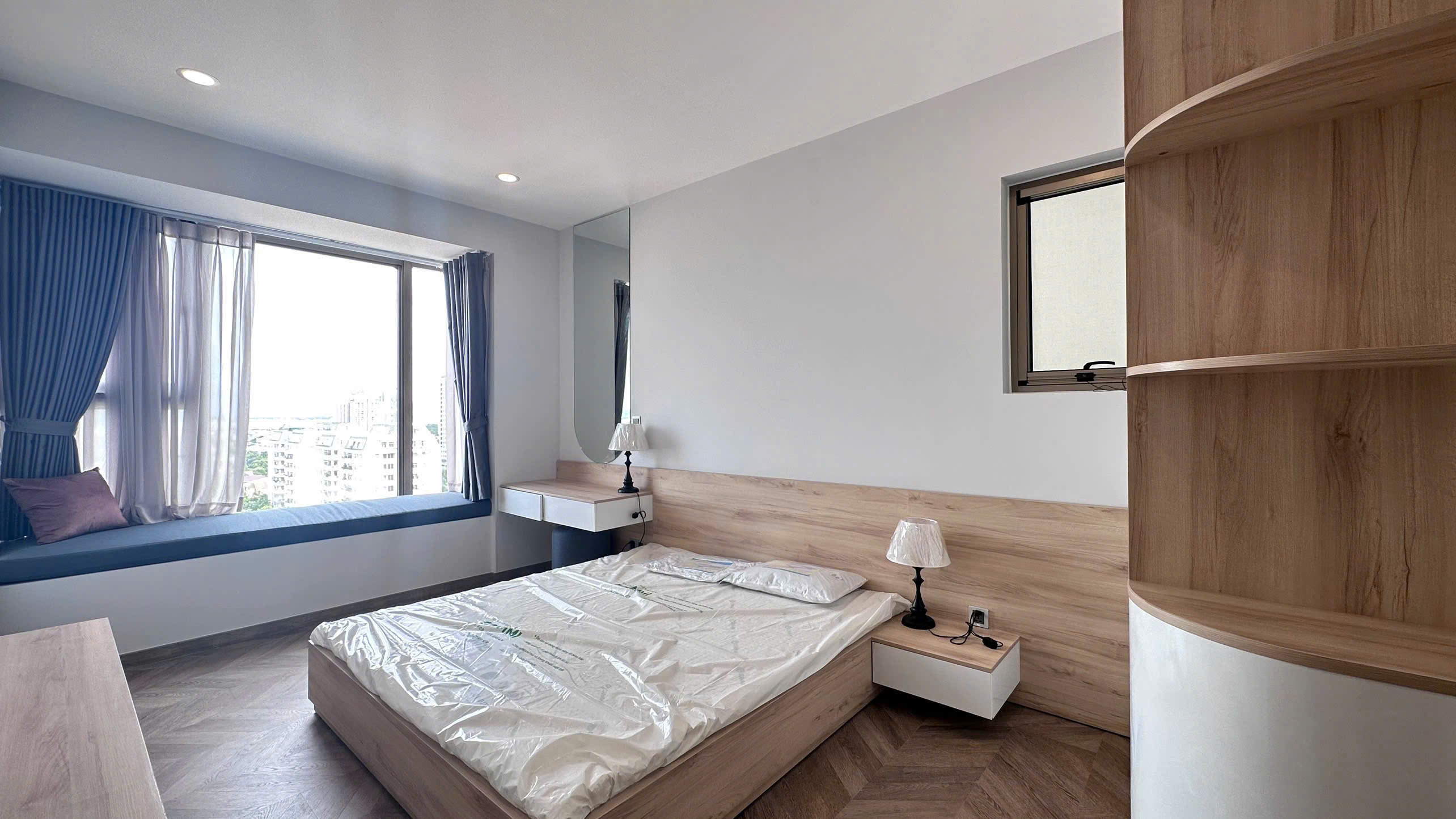 Cho thuê căn hộ Midtown M8, phú mỹ hưng, quận 7. Diện tích: 88n, 2 phòng ngủ, 2wc. Nội thất cao cấp, nhà đẹp, có ô xe hầm. Gía chỉ 35tr/ tháng. Qúy khách xem nhà liên hệ: hotline Ngọc Thư - 10778