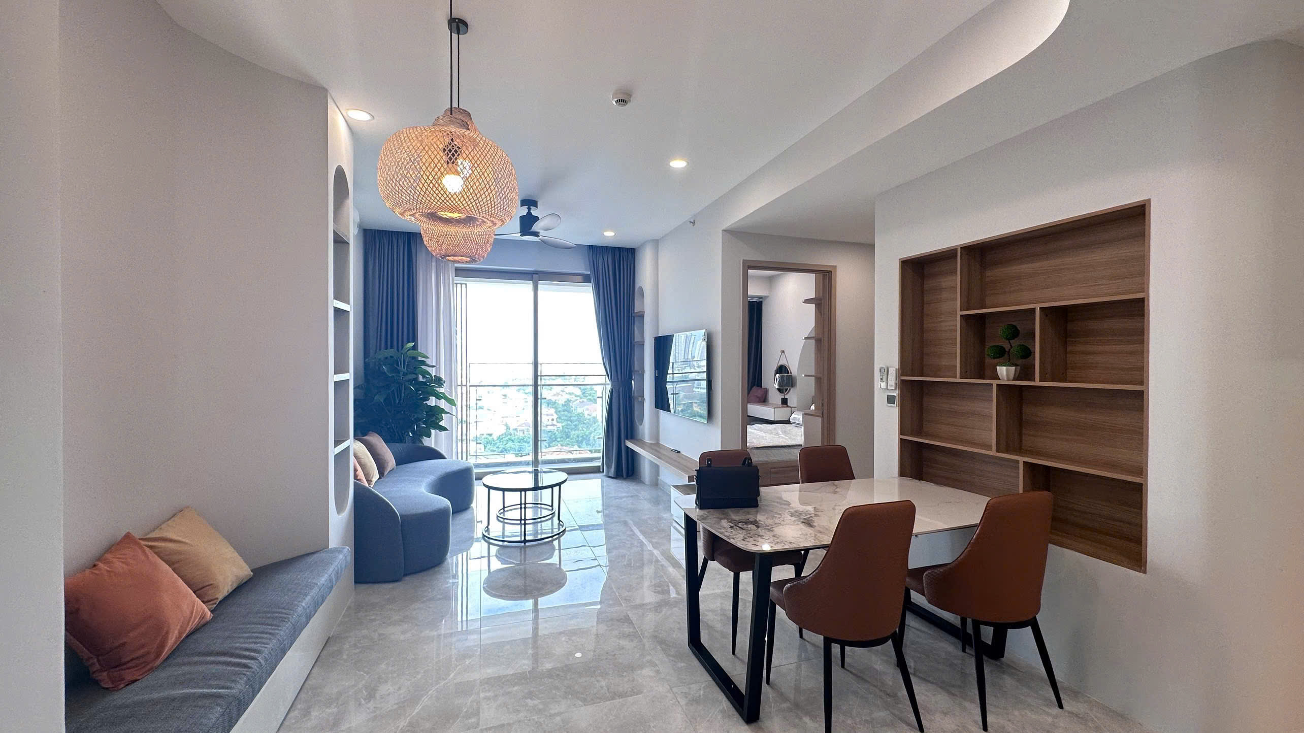 Cho thuê căn hộ Midtown M8, phú mỹ hưng, quận 7. Diện tích: 88n, 2 phòng ngủ, 2wc. Nội thất cao cấp, nhà đẹp, có ô xe hầm. Gía chỉ 35tr/ tháng. Qúy khách xem nhà liên hệ: hotline Ngọc Thư - 10776